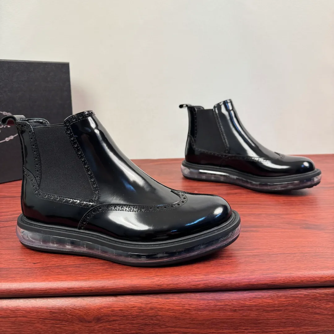 Batch 1020 Prada/Prada classic men's high-top air-cushion casual leather shoes, business formal leather shoes! Exclusive new air-cushion short boots for autumn and winter. Made in Guangdong, please pay attention to the details and pursue high quality. Italian original open-edge bead/matte calfskin styles are available. Low-key luxury, geometric tailoring, motorcycle imported from Germany, precision stitching, simple glossy classic European and American style, clear water chestnuts, brogue carving process, elastic band at the shoe opening, easy to put on and take off, standard formal wear, full calfskin lining, unique gold label foot pad from P family, heel webbing lift, stable and comfortable upper foot, original ultra-soft air cushion outsole, silver label PRADA letter logo decoration on the heel, rubber bottom wrapping, high comfort, excellent anti-slip performance, stitching technology Does not take off the sole, more durable, 3.5CM thick sole, more adaptable, can enter and exit various occasions, fine workmanship, clear edges and corners of the shoe shape, perfect as a work of art, quality assurance, complete package! Size: 38-39-40-41-42-43-44 Leather shoe size Item number: 2TG245 Open edge beads
